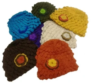 Bund 100 handgehäkelte Damen Mützen Alpakawolle Einheitsgrösse